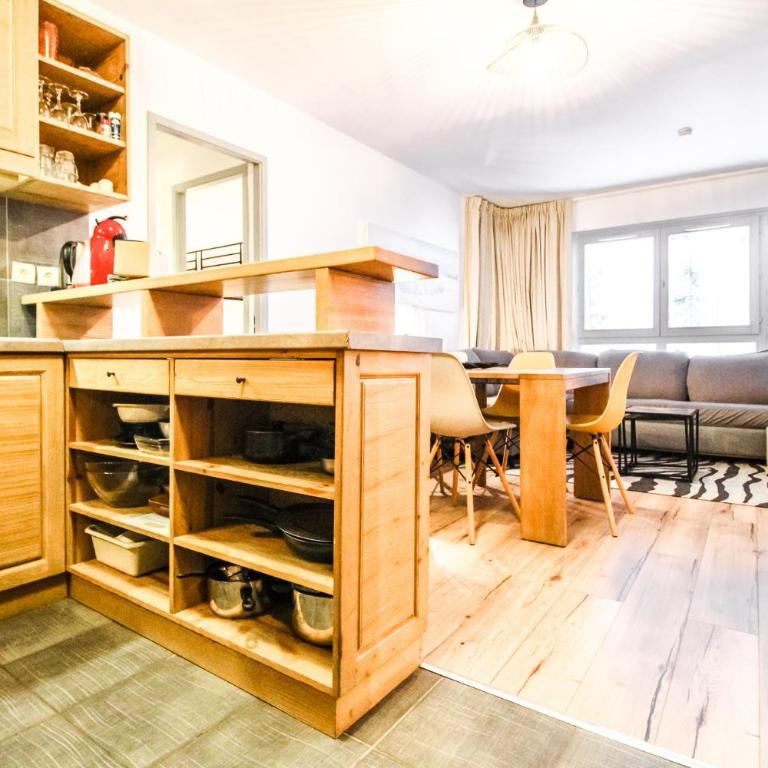 Newly redecorated 2-bed ski-in ski-out family apartment - Appartement avec Balcon - 9