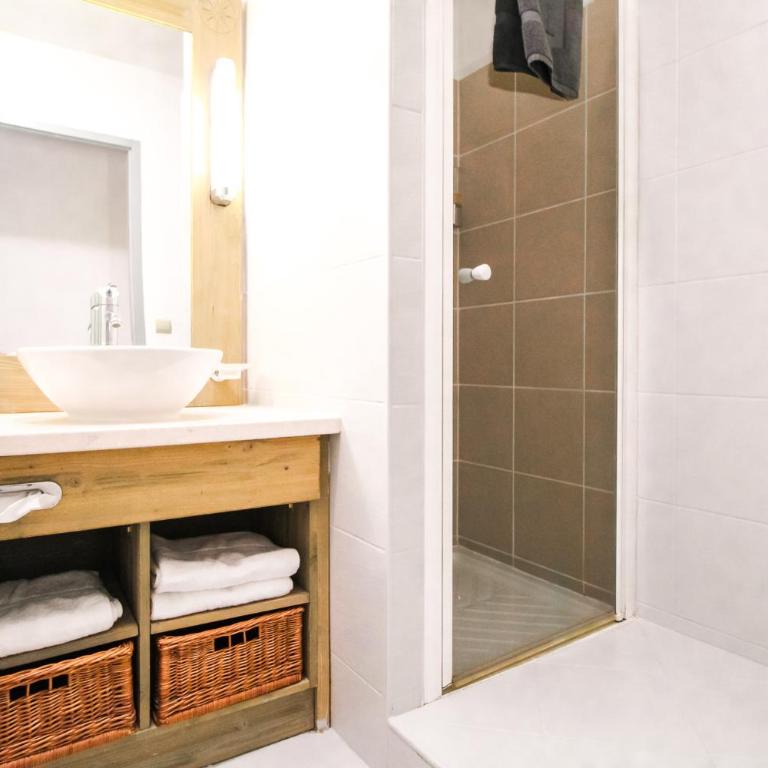 Newly redecorated 2-bed ski-in ski-out family apartment - Appartement avec Balcon - 40
