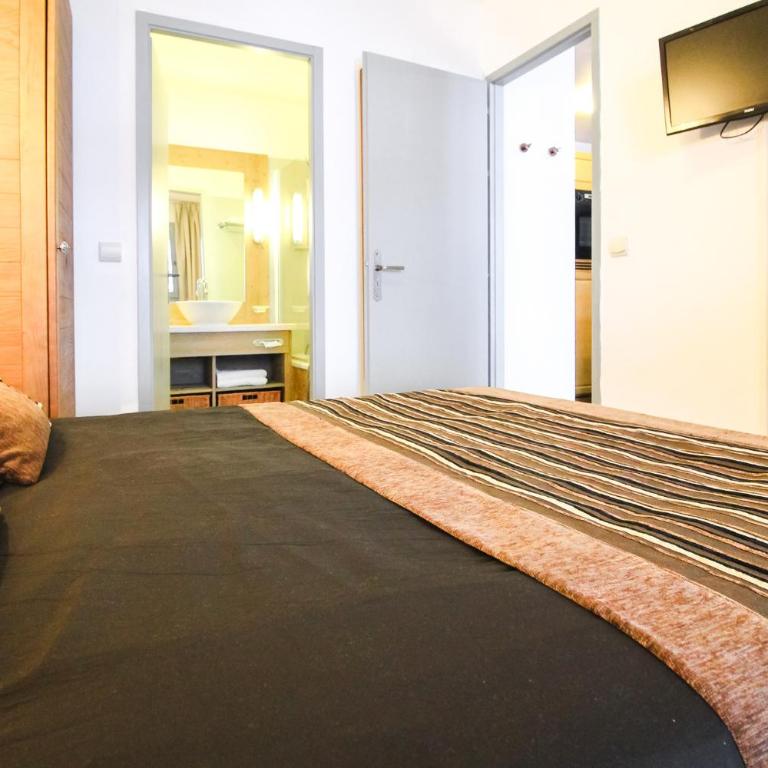 Newly redecorated 2-bed ski-in ski-out family apartment - Appartement avec Balcon - 43