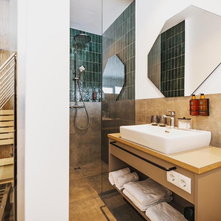 Nikolaus by AvenidA Panoramic Wellness Suites - Doppelzimmer mit Sauna und Balkon - 2
