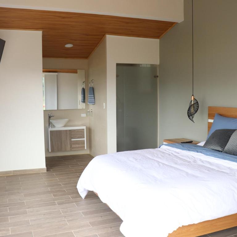 Chalet en la montaña - Habitación con cama grande y balcón - 6