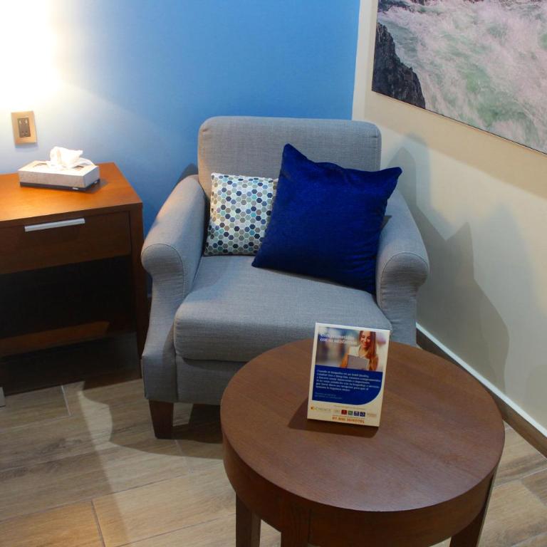 Comfort Inn Monterrey Norte - 1 King Bed, Suite, Courtyard View - 4