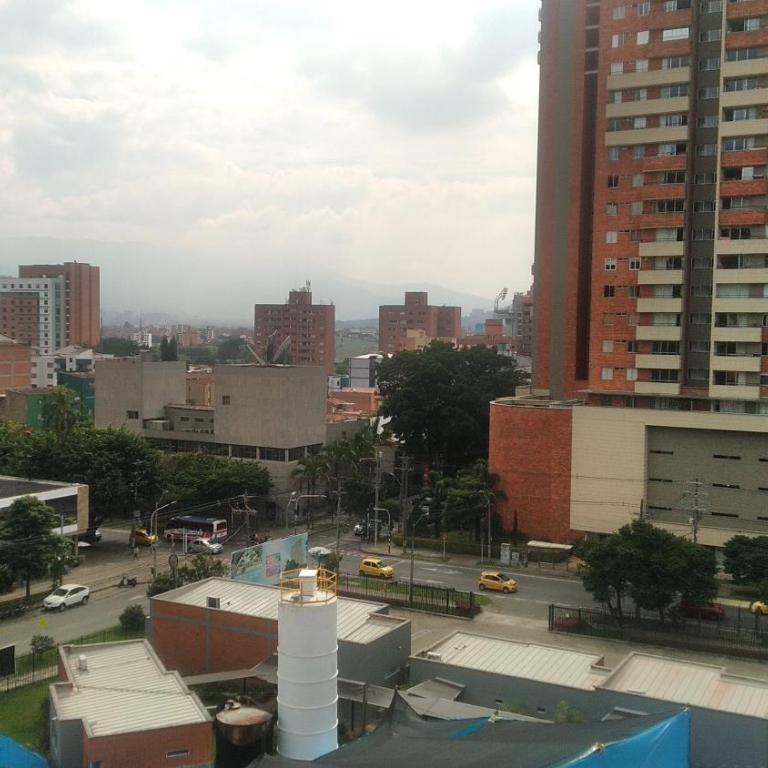 Apartamento amoblado Medellin en los colores Laureles - Three-Bedroom Apartment - 11