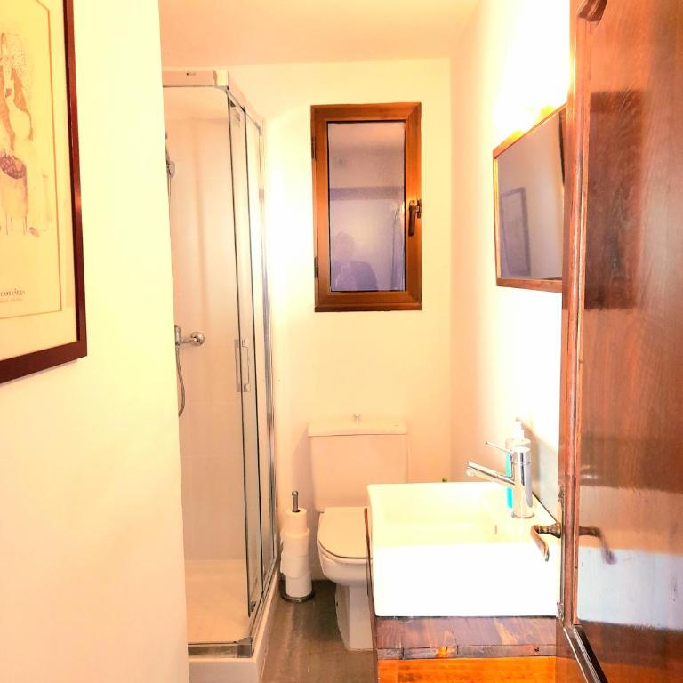 NO FIESTAS, 5 DORMITORIOS Solo familias, parejas o trabajo PARKING Público Gratis a 300m - Apartamento - 32