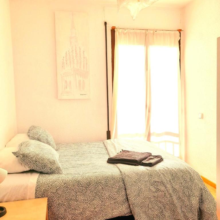 NO FIESTAS, 5 DORMITORIOS Solo familias, parejas o trabajo PARKING Público Gratis a 300m - Apartamento - 28