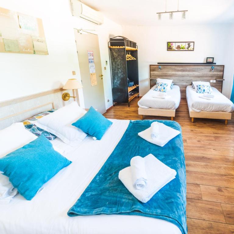Logis Hôtels La Bastide des Golfs - Chambre Quadruple - Vue sur Jardin - 5