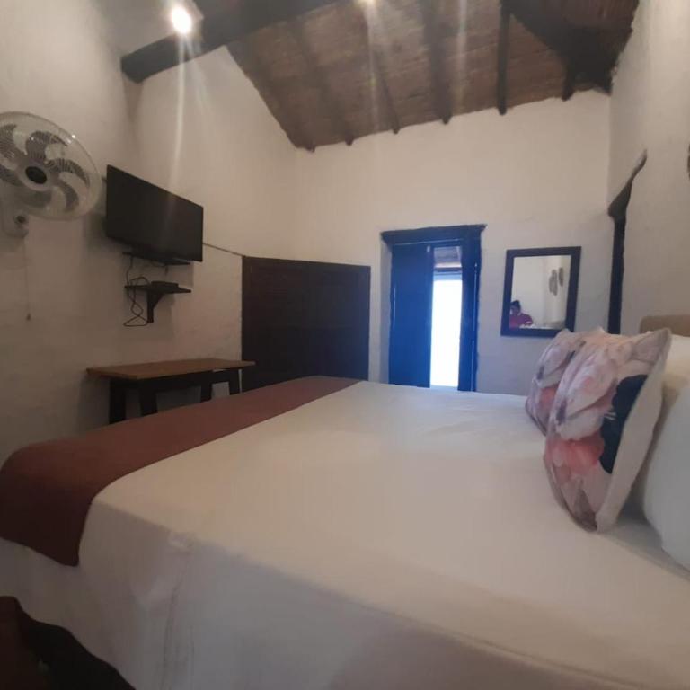 Hotel Santos De Piedra - MARANATHA BARICHARA - Habitación con cama grande y bañera de hidromasaje - 1