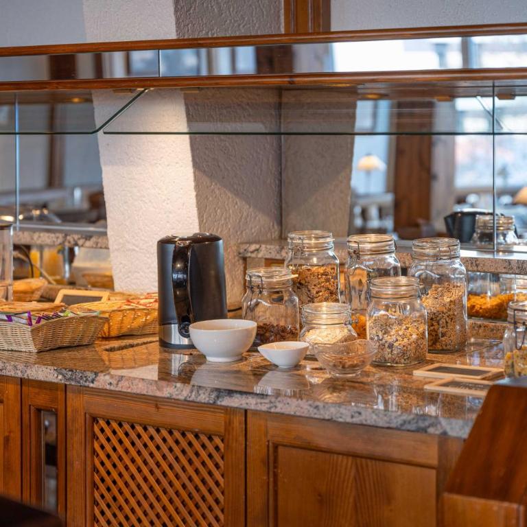 Grichting Hotel & Serviced Apartments - Doppelzimmer mit Balkon - 5
