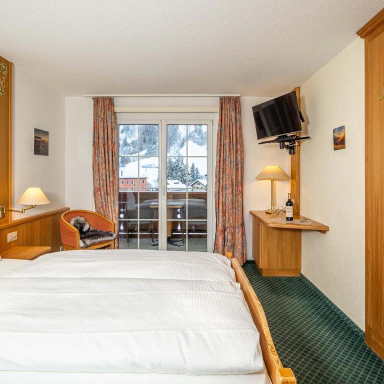 Grichting Hotel & Serviced Apartments - Doppelzimmer mit Balkon - 6