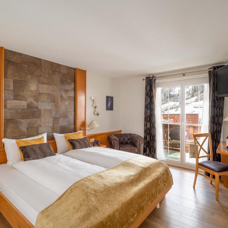 Grichting Hotel & Serviced Apartments - Zimmer mit Queensize-Bett und Balkon - 3