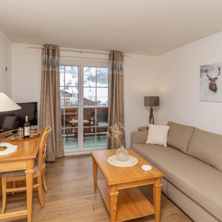 Grichting Hotel & Serviced Apartments - Suite mit Balkon - 2