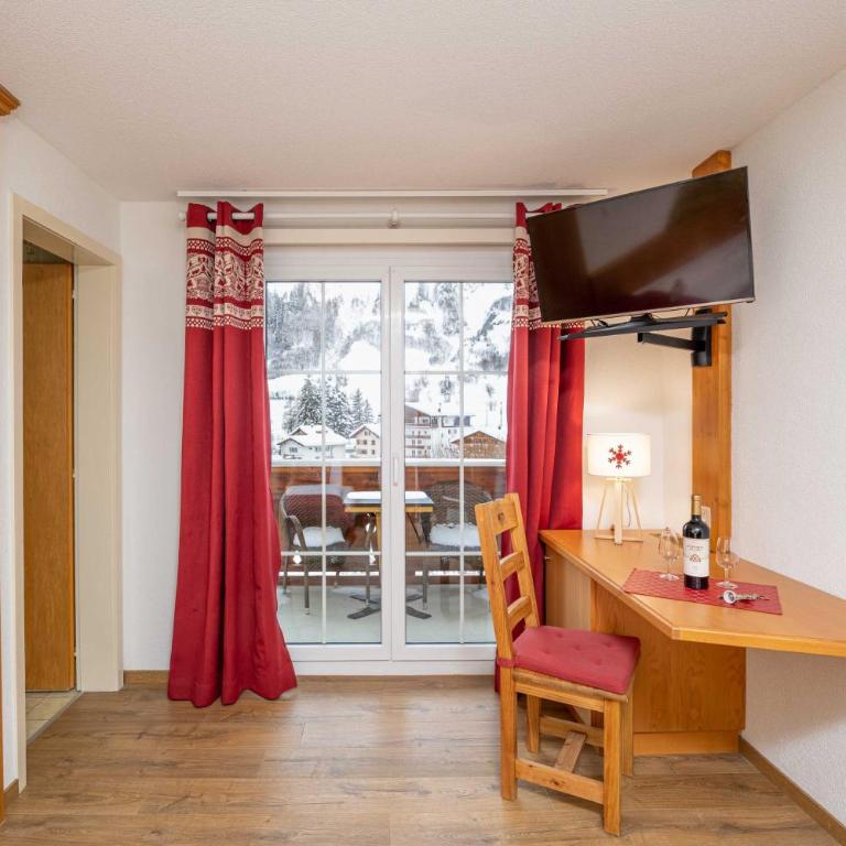 Grichting Hotel & Serviced Apartments - Doppelzimmer mit Balkon - 7