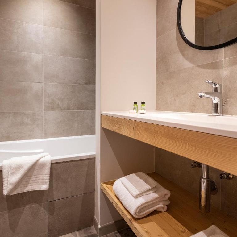 Chalet Hôtelier LES EQUINOXES - VAL D'ISERE - Appartement 3 Chambres avec Balcon - 2