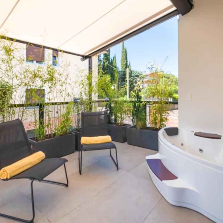 Plaza Lago di Garda Rooms - Rooftop, Lakeview & Jacuzzi - Camera King con Vasca Idromassaggio - 10