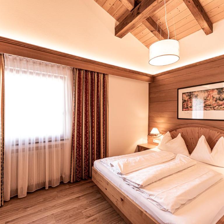 Aparthotel Kastel Seiser Alm - Two-Bedroom Apartment with Balcony or Garden - 3