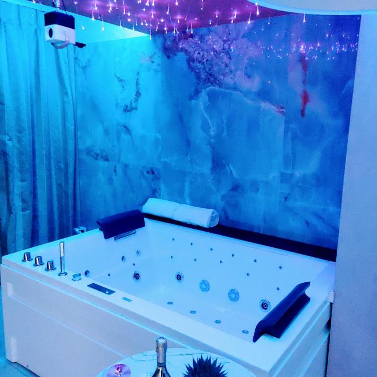 Diamond Suite Verona - Deluxe Suite with Spa Bath - 32