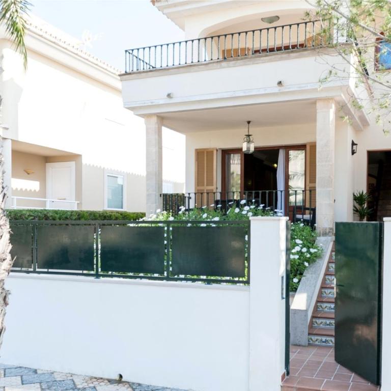 Can Barret - Three-Bedroom House - 20