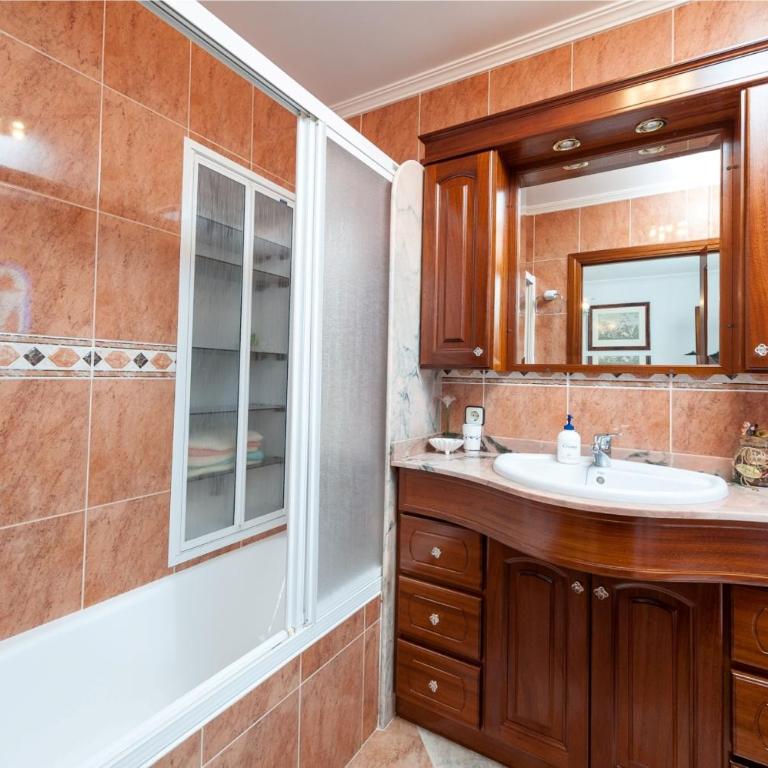 Can Barret - Three-Bedroom House - 16