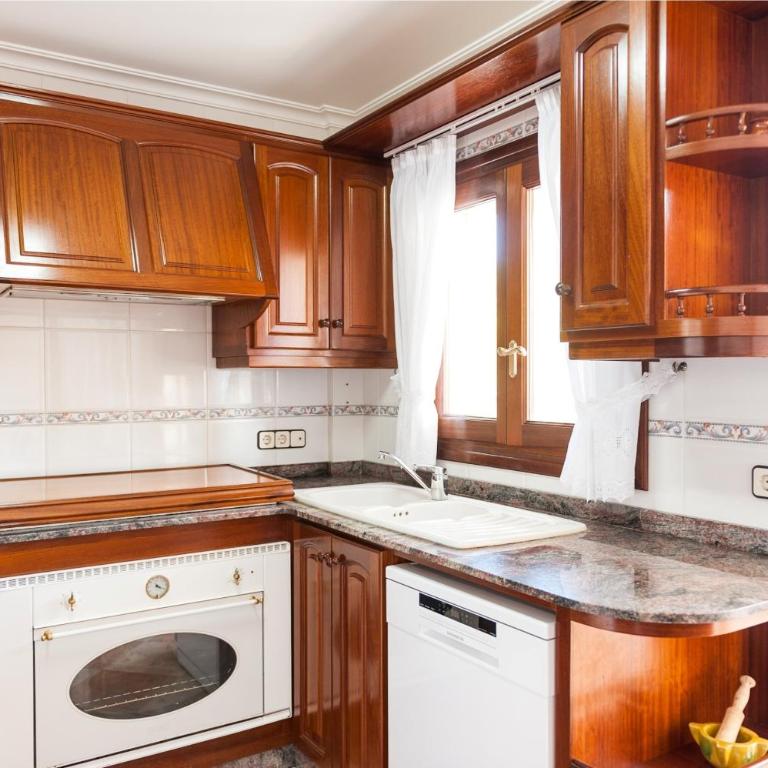 Can Barret - Three-Bedroom House - 12