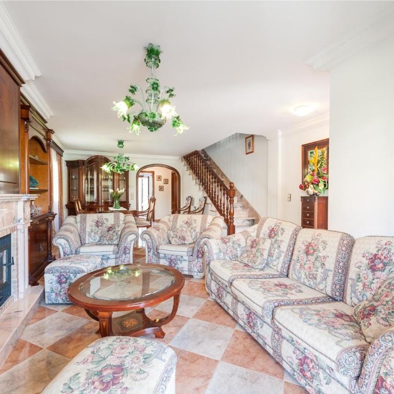 Can Barret - Three-Bedroom House - 11