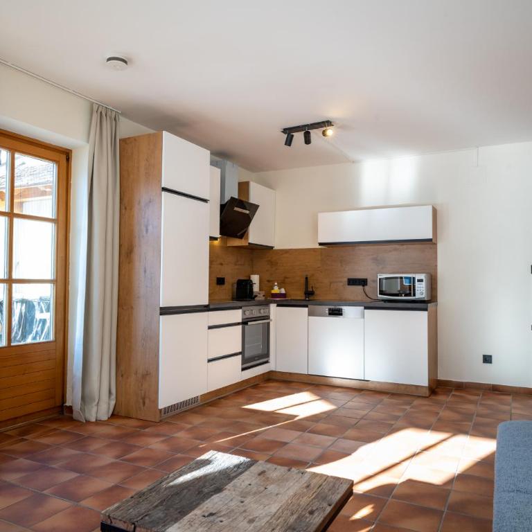 Landhaus Lodges Kaprun by we rent - Apartment mit Gartenblick - 1