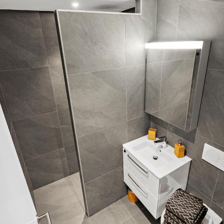 Studio rénové et chaleureux en plein centre - Appartement 1 Chambre - 10