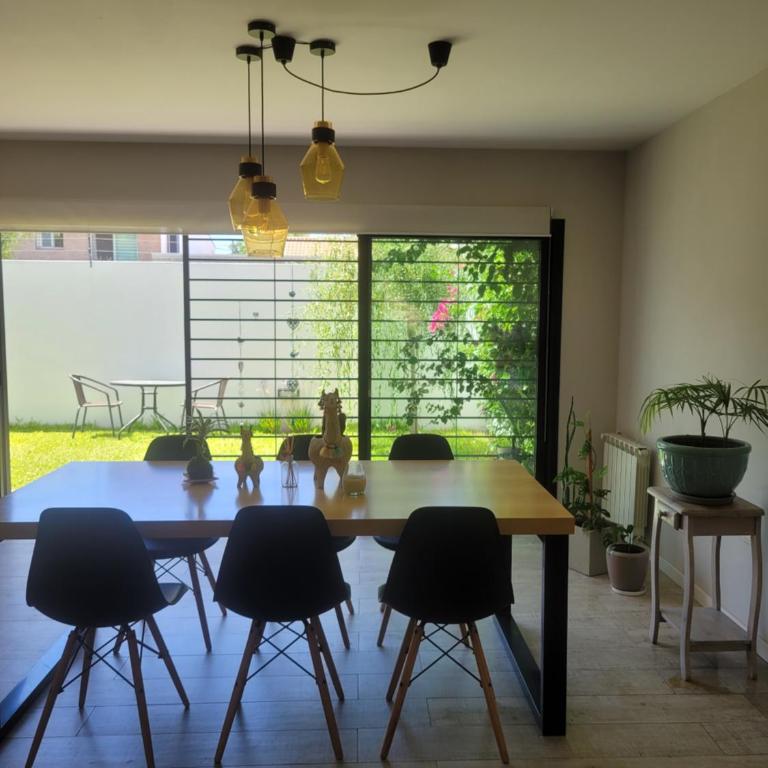 GRAN DUPLEX DE CATEGORÍA - cochera y patio - Exc ubicación en zona norte, barrio tranquilo - Bien próximo al Sanatorio Allende, Kempes y Univ Siglo XXI - Cerca de restaurantes y bares- Salida rápida al Aeropuerto, centro y las sierras - Maisonette - 7