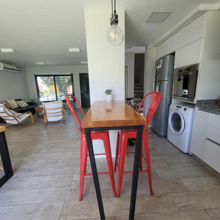 GRAN DUPLEX DE CATEGORÍA - cochera y patio - Exc ubicación en zona norte, barrio tranquilo - Bien próximo al Sanatorio Allende, Kempes y Univ Siglo XXI - Cerca de restaurantes y bares- Salida rápida al Aeropuerto, centro y las sierras - Dúplex - 11