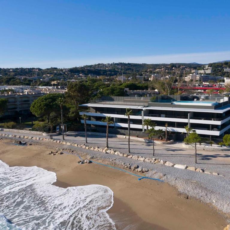 Appartement climatisé les pieds dans l'eau pour 6 personnes avec 1 suite parentale, 1 chambre double et 1 mini chambre Piscine sur le toit clim garage - Appartement 3 Chambres - 10