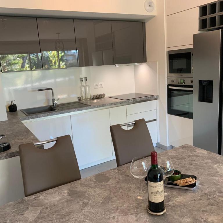 Appartement climatisé les pieds dans l'eau pour 6 personnes avec 1 suite parentale, 1 chambre double et 1 mini chambre Piscine sur le toit clim garage - Appartement 3 Chambres - 47