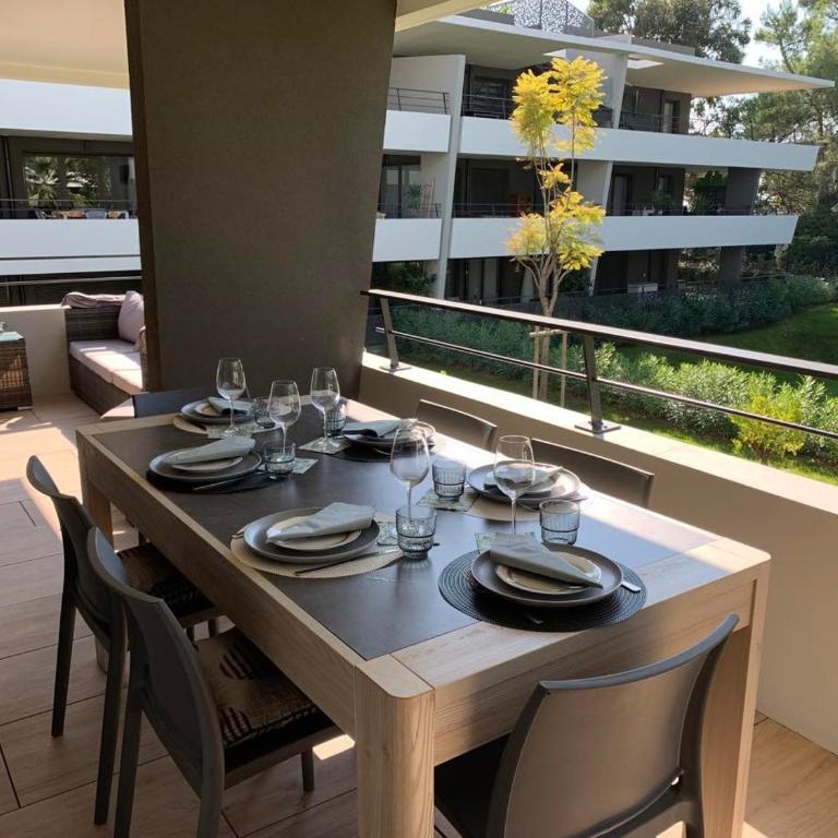 Appartement climatisé les pieds dans l'eau pour 6 personnes avec 1 suite parentale, 1 chambre double et 1 mini chambre Piscine sur le toit clim garage - Appartement 3 Chambres - 64