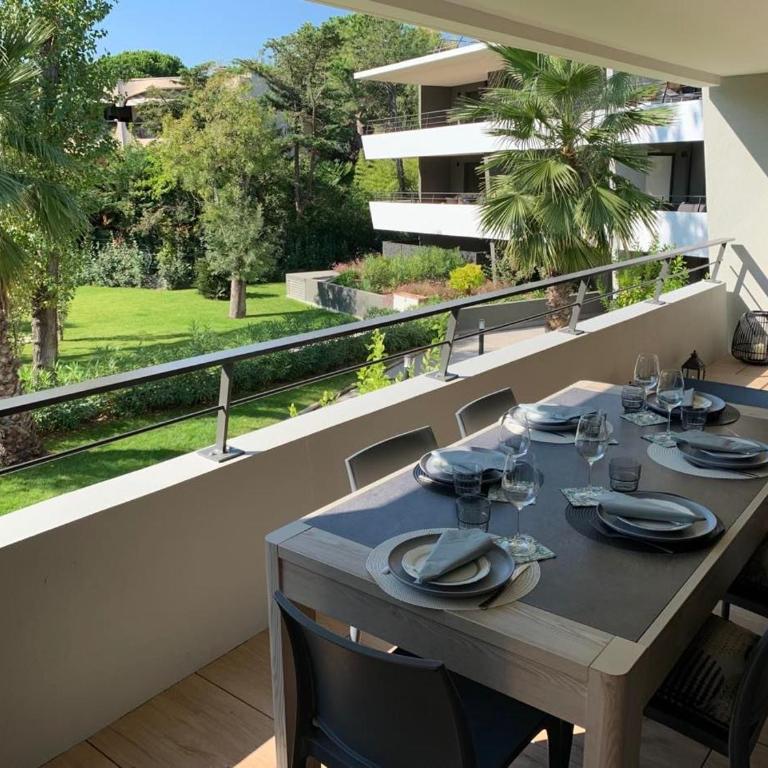 Appartement climatisé les pieds dans l'eau pour 6 personnes avec 1 suite parentale, 1 chambre double et 1 mini chambre Piscine sur le toit clim garage - Appartement 3 Chambres - 63
