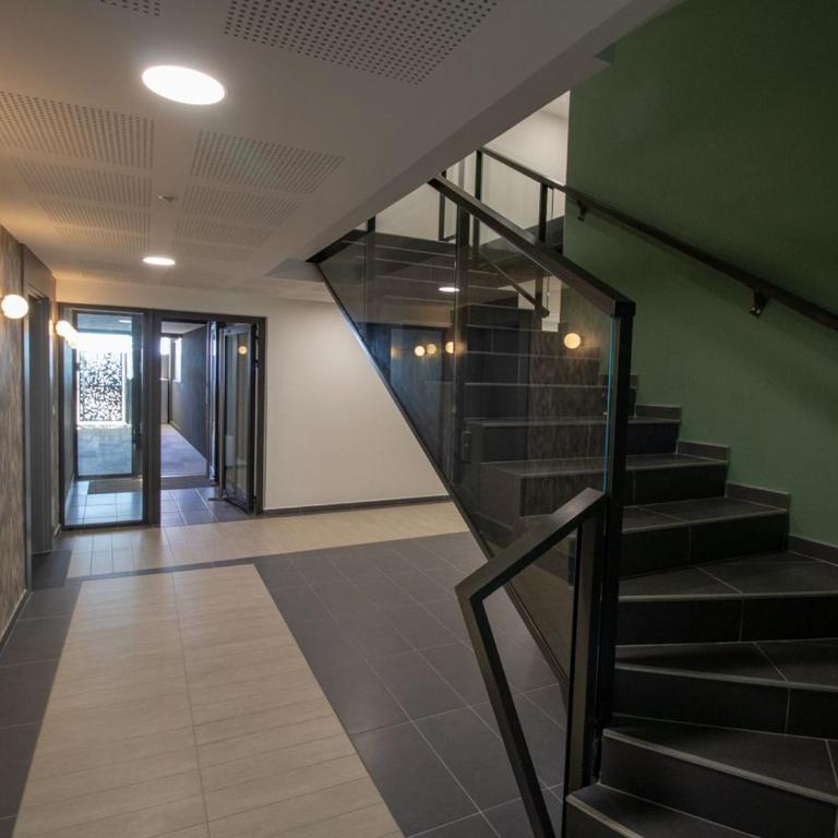 Appartement climatisé les pieds dans l'eau pour 6 personnes avec 1 suite parentale, 1 chambre double et 1 mini chambre Piscine sur le toit clim garage - Appartement 3 Chambres - 77