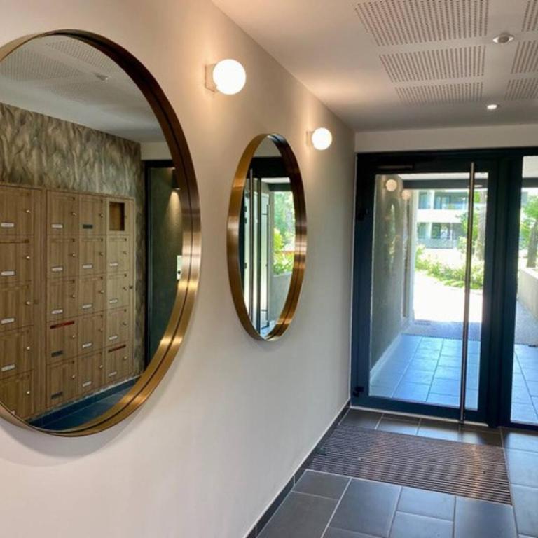 Appartement climatisé les pieds dans l'eau pour 6 personnes avec 1 suite parentale, 1 chambre double et 1 mini chambre Piscine sur le toit clim garage - Appartement 3 Chambres - 74