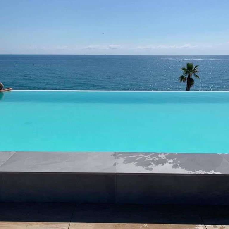 Appartement climatisé les pieds dans l'eau pour 6 personnes avec 1 suite parentale, 1 chambre double et 1 mini chambre Piscine sur le toit clim garage - Appartement 3 Chambres - 18