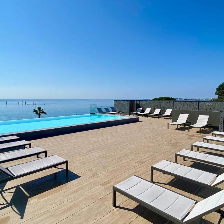 Appartement climatisé les pieds dans l'eau pour 6 personnes avec 1 suite parentale, 1 chambre double et 1 mini chambre Piscine sur le toit clim garage - Appartement 3 Chambres - 16