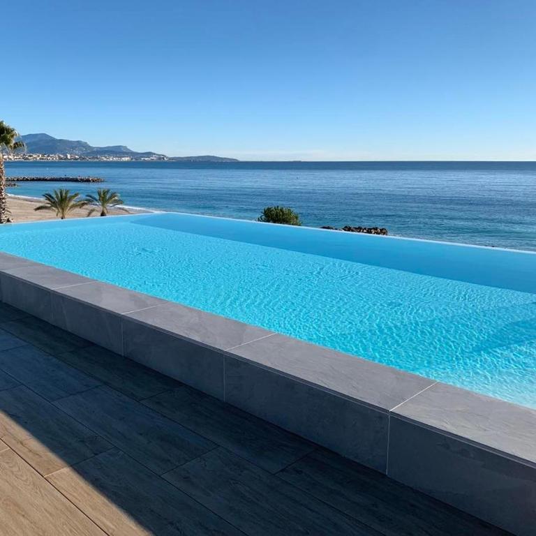 Appartement climatisé les pieds dans l'eau pour 6 personnes avec 1 suite parentale, 1 chambre double et 1 mini chambre Piscine sur le toit clim garage - Appartement 3 Chambres - 1