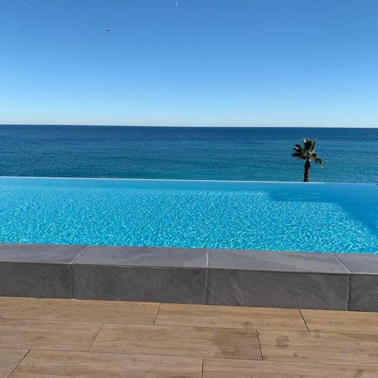 Appartement climatisé les pieds dans l'eau pour 6 personnes avec 1 suite parentale, 1 chambre double et 1 mini chambre Piscine sur le toit clim garage - Appartement 3 Chambres - 14