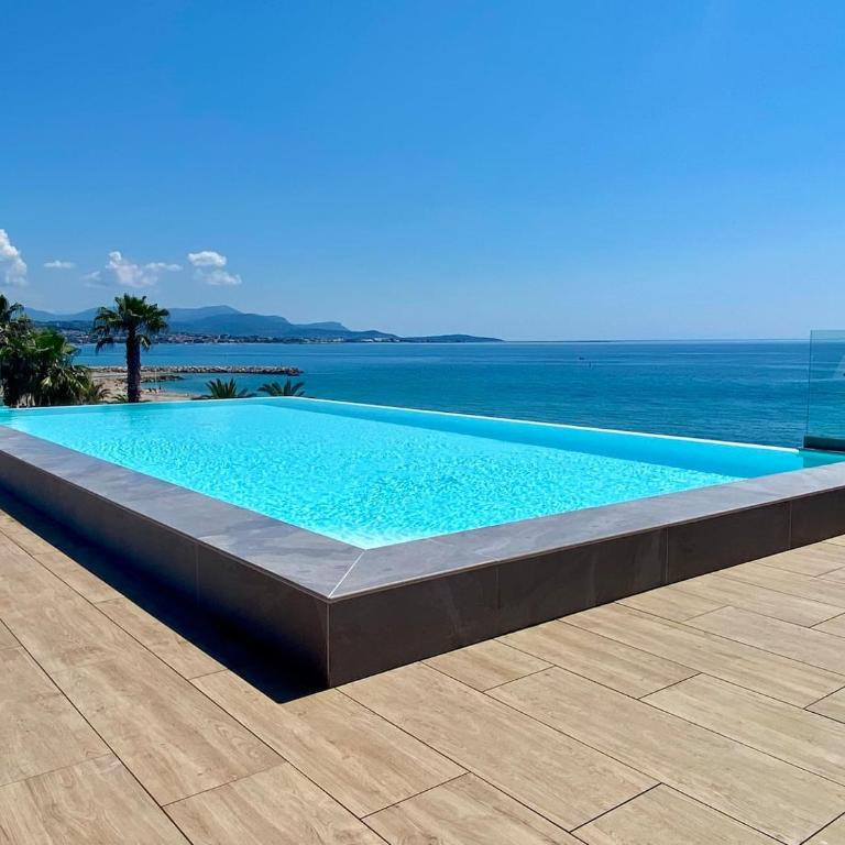 Appartement climatisé les pieds dans l'eau pour 6 personnes avec 1 suite parentale, 1 chambre double et 1 mini chambre Piscine sur le toit clim garage - Appartement 3 Chambres - 15