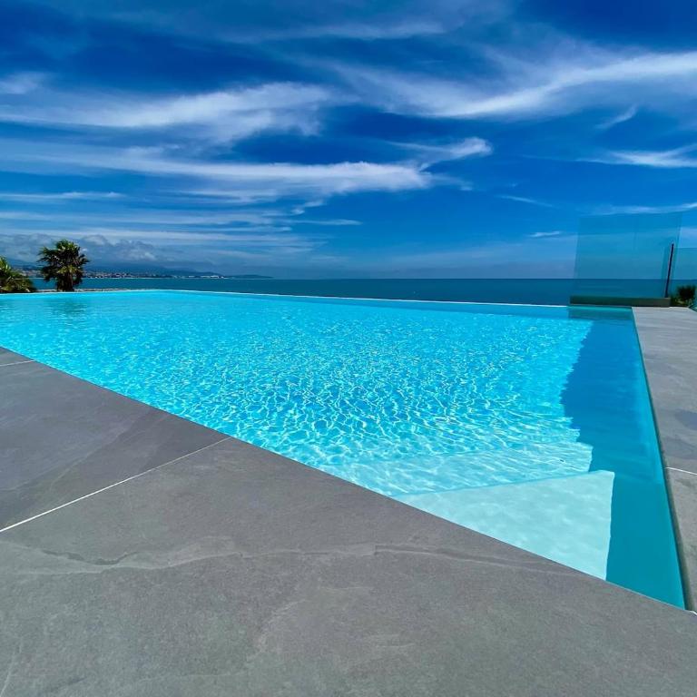 Appartement climatisé les pieds dans l'eau pour 6 personnes avec 1 suite parentale, 1 chambre double et 1 mini chambre Piscine sur le toit clim garage - Appartement 3 Chambres - 4