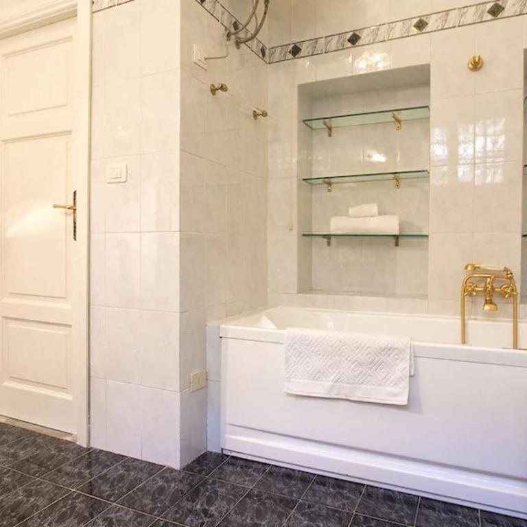 Alghero Palazzo Albis in pieno centro per 8 persone - Three-Bedroom Vacation Home - 35