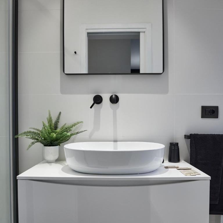 After8-Black&White - One-Bedroom Apartment - 11