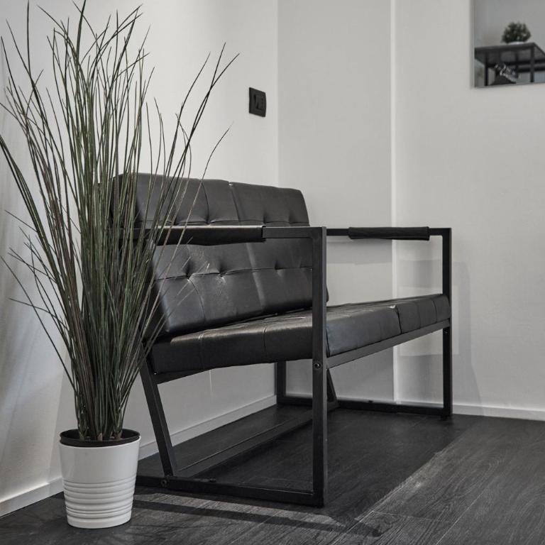 After8-Black&White - One-Bedroom Apartment - 6