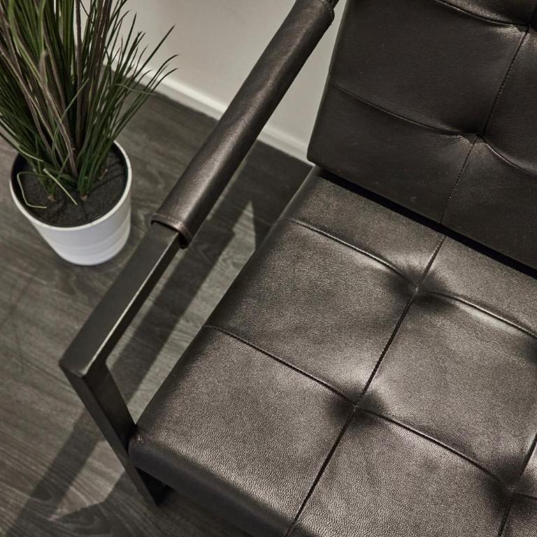 After8-Black&White - One-Bedroom Apartment - 5