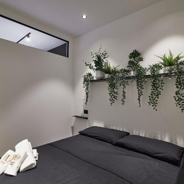 After8-Black&White - One-Bedroom Apartment - 17