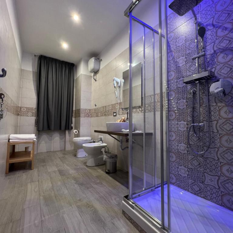 Napoli Regina - Camera Quadrupla Deluxe con Bagno Privato Esterno - 1