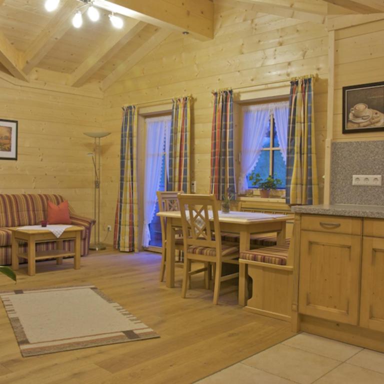 Ferienwohnungen Bauregger - Chiemgau Karte - Apartment mit Balkon - 3