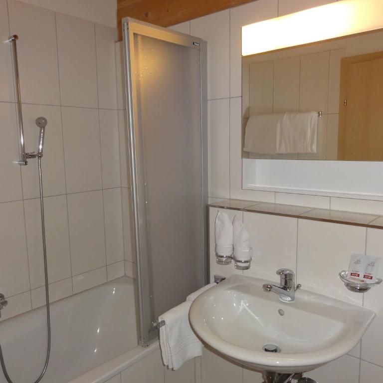 Welcome Hotel Täsch by Täscherhof - Doppelzimmer mit Balkon - 5