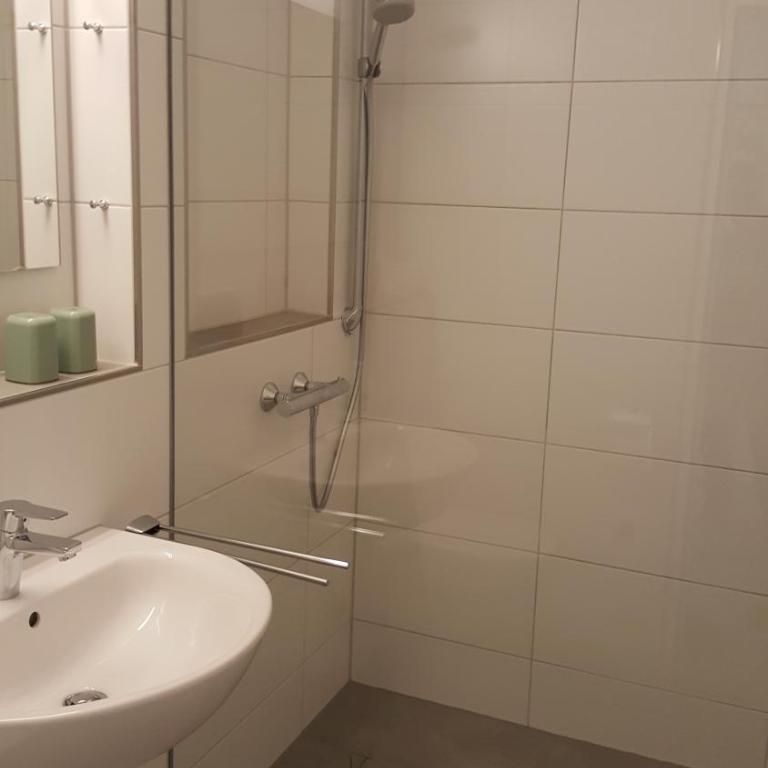 Fewo FRIADO im Ferienpark OA - ohne Zusatzkosten nach Anreise - mit Hallenbad, W-Lan, PKW-Garage, Kurtaxe mit Allgäu-Walser-Pass, Bett- und Handtuch-Wäsche sowie End-Reinigung - One-Bedroom Apartment - 46