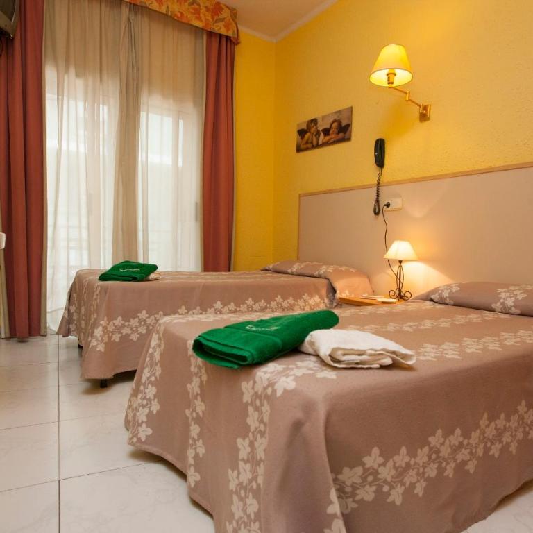 Hostal Alhambra Tarragona - Habitación Doble con balcón y baño compartido - 1 o 2 camas - 4